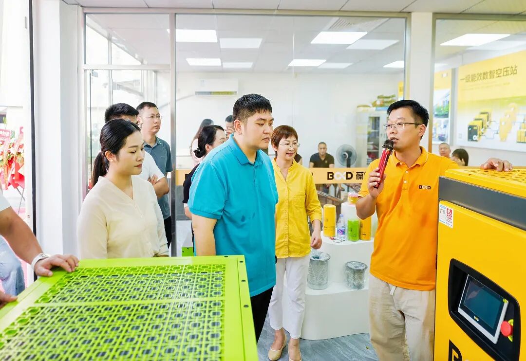 开业现场客户交流洽谈